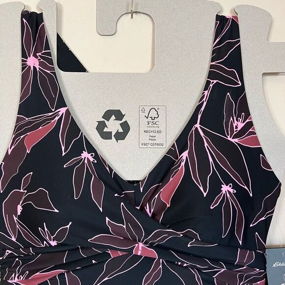 NWT Eddie Bauer One Piece Swimsuit Women’s Small Ruched Shaping Underwire Black - Picture 3 of 10